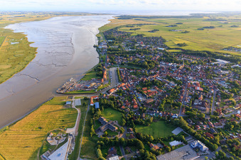 Vue aérienne de Vue de la ville sur l'Eider depuis l'est à Tönning dans le département Schleswig-Holstein, Allemagne