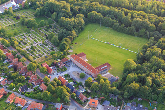 Vue aérienne de Uffe Skolen et Ejdersted Daginstitution dansk - école et jardin d'enfants danois à Tönning dans le département Schleswig-Holstein, Allemagne