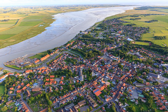 Vue aérienne de Vue d'ensemble de la ville sur l'Eider depuis le nord à Tönning dans le département Schleswig-Holstein, Allemagne