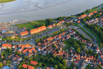 Vue aérienne de Port Tönning avec le pont blanc et le Tönninger Packhaus à Tönning dans le département Schleswig-Holstein, Allemagne