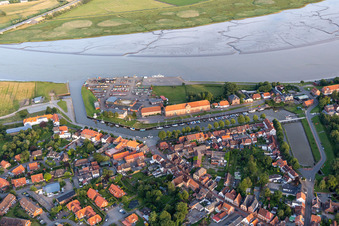 Vue aérienne de Vue des rives de l'Eider - cours d'eau dans l'État fédéral du Schleswig-Holstein à Tönning dans le département Schleswig-Holstein, Allemagne