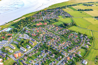 Vue aérienne de Sentier de plage le long de l'Eider à Tönning dans le département Schleswig-Holstein, Allemagne