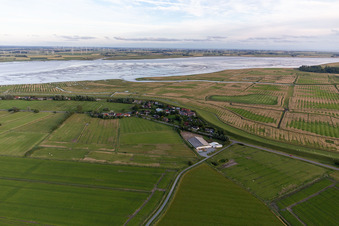 Vue aérienne de District de Gross Olversum en face de l'Eider depuis le nord-ouest à le quartier Olversum in Tönning dans le département Schleswig-Holstein, Allemagne