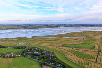 Vue aérienne de Village sur la digue de l'Eider vu du nord à le quartier Olversum in Tönning dans le département Schleswig-Holstein, Allemagne