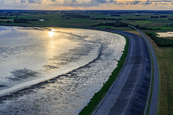 Vue aérienne de Digue fortifiée à Katinger Watt à le quartier Kating in Tönning dans le département Schleswig-Holstein, Allemagne