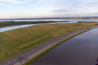 Vue aérienne de Tour d'observation des oiseaux de Katinger Watt à Tönning dans le département Schleswig-Holstein, Allemagne