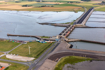 Vue aérienne de Écluses du barrage Eider de l'Administration fédérale des voies navigables et de la navigation (WSV) à Wesselburenerkoog à Tönning dans le département Schleswig-Holstein, Allemagne