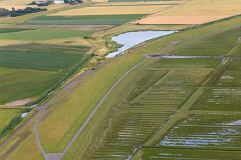 Vue aérienne de Barrage de la mer du Nord à Heringsand à Wesselburenerkoog dans le département Schleswig-Holstein, Allemagne