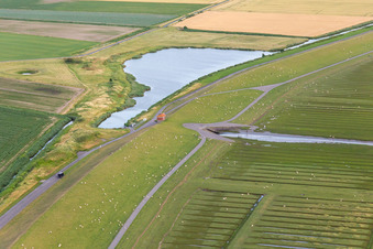 Vue aérienne de Barrage de la mer du Nord à Heringsand à Wesselburenerkoog dans le département Schleswig-Holstein, Allemagne