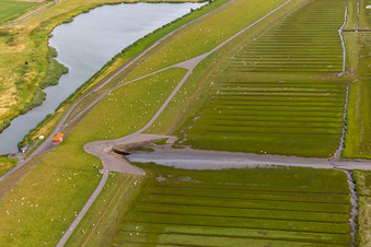 Photographie aérienne de Barrage de la mer du Nord à Heringsand à Wesselburenerkoog dans le département Schleswig-Holstein, Allemagne