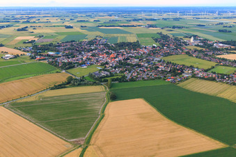 Vue aérienne de Vue de la ville depuis le nord-ouest à Wesselburen dans le département Schleswig-Holstein, Allemagne