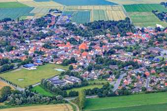 Vue aérienne de Aperçu de la ville depuis le nord-ouest à Wesselburen dans le département Schleswig-Holstein, Allemagne