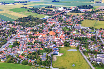 Vue aérienne de Du nord-ouest à Wesselburen dans le département Schleswig-Holstein, Allemagne