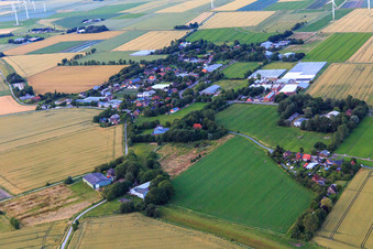 Vue aérienne de Vue du village depuis le sud-ouest à Schülp dans le département Schleswig-Holstein, Allemagne