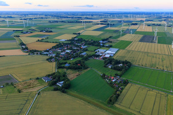 Vue aérienne de Vue du village devant le parc éolien Schülp depuis le sud-ouest à Schülp dans le département Schleswig-Holstein, Allemagne