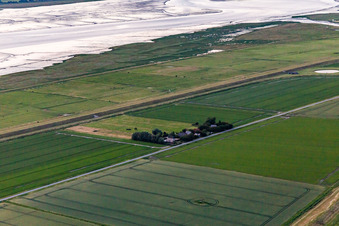 Vue aérienne de Rue Schülpersieler à Wesselburenerkoog dans le département Schleswig-Holstein, Allemagne