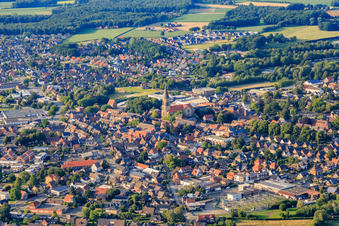 Vue aérienne de Vue de la ville avec l'église Saint-Otger à Stadtlohn dans le département Rhénanie du Nord-Westphalie, Allemagne