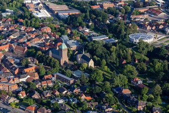 Vue aérienne de Bâtiments religieux de la collégiale Saint-Georges et Sainte-Félicité dans le centre-ville à Vreden dans le département Rhénanie du Nord-Westphalie, Allemagne