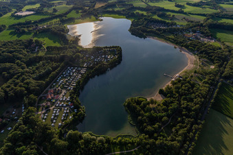 Vue aérienne de Zones riveraines de la région lacustre de "Het Hilgelo" à le quartier ten noorden van Winterswijk in Winterswijk dans le département Gueldre, Pays-Bas