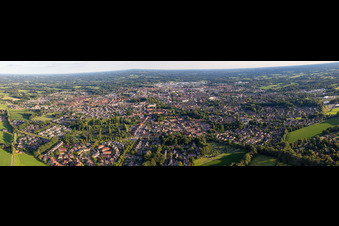 Vue aérienne de Panorama de la vue de la ville sur le centre-ville à le quartier Winterswijk-Noordoost in Winterswijk dans le département Gueldre, Pays-Bas