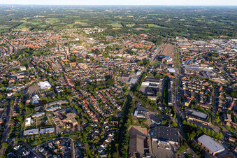 Vue aérienne de Vue de la ville du centre-ville à le quartier Winterswijk-Noordoost in Winterswijk dans le département Gueldre, Pays-Bas