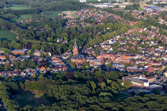 Vue aérienne de Église Sainte-Gudule à Rhede dans le département Rhénanie du Nord-Westphalie, Allemagne