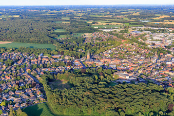 Vue aérienne de Vue de la ville avec l'église Sainte-Gudule à Rhede dans le département Rhénanie du Nord-Westphalie, Allemagne