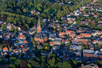 Vue aérienne de Église Sainte-Gudule à Rhede dans le département Rhénanie du Nord-Westphalie, Allemagne