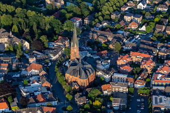Vue aérienne de Église Sainte-Gudule dans la vieille ville à le quartier Altrhede in Rhede dans le département Rhénanie du Nord-Westphalie, Allemagne