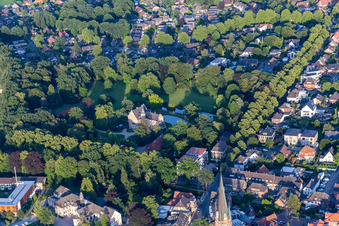 Vue aérienne de Parc du château de la maison Rhede à le quartier Altrhede in Rhede dans le département Rhénanie du Nord-Westphalie, Allemagne