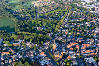 Vue aérienne de Église Sainte-Gudule et parc du château de la maison Rhede à le quartier Altrhede in Rhede dans le département Rhénanie du Nord-Westphalie, Allemagne