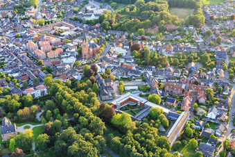 Vue aérienne de Académie Klausenhof, Station sociale Caritas Rhede et Église Sainte-Gudule à le quartier Altrhede in Rhede dans le département Rhénanie du Nord-Westphalie, Allemagne