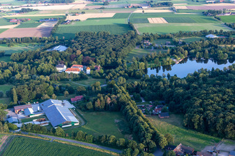 Vue aérienne de Lac de Pröbsting à le quartier Hoxfeld in Borken dans le département Rhénanie du Nord-Westphalie, Allemagne