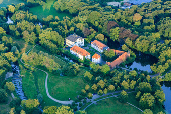 Vue aérienne de Château de Pröbsting sur le Bochholter Aa à le quartier Hoxfeld in Borken dans le département Rhénanie du Nord-Westphalie, Allemagne