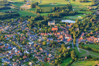 Vue aérienne de Vue de la ville depuis le sud-ouest avec le château de la jeunesse Gemen à le quartier Gemen in Borken dans le département Rhénanie du Nord-Westphalie, Allemagne