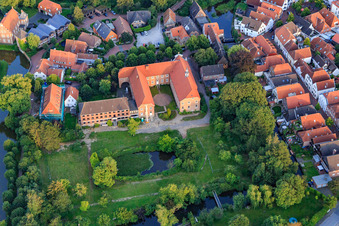 Vue aérienne de Rentei, ancien monastère et église Sainte-Marie à le quartier Gemen in Borken dans le département Rhénanie du Nord-Westphalie, Allemagne