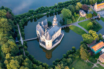 Vue aérienne de Centre de formation continue "Jugendburg Gemen à le quartier Gemen in Borken dans le département Rhénanie du Nord-Westphalie, Allemagne
