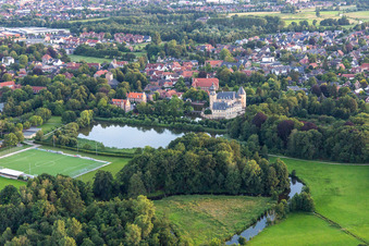 Vue aérienne de Château de la jeunesse Gemen vu de l'est à le quartier Gemen in Borken dans le département Rhénanie du Nord-Westphalie, Allemagne