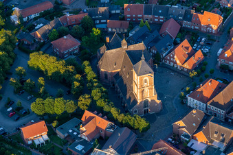 Vue aérienne de Église Sainte-Walburge en Ramsdorf à le quartier Ramsdorf in Velen dans le département Rhénanie du Nord-Westphalie, Allemagne