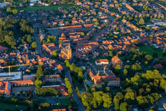 Vue aérienne de Château de sport Chateauform Velen et église Saint-Pierre-et-Paul à Velen dans le département Rhénanie du Nord-Westphalie, Allemagne