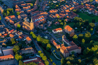 Vue aérienne de Château de sport Chateauform Velen et église Saint-Pierre-et-Paul à Velen dans le département Rhénanie du Nord-Westphalie, Allemagne
