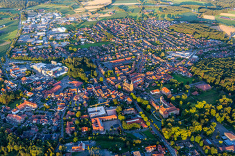 Vue aérienne de Vue d'ensemble de la ville depuis le nord-ouest avec l'hôtel Schloss Velen et l'église Saint-André à le quartier Velen-Dorf in Velen dans le département Rhénanie du Nord-Westphalie, Allemagne