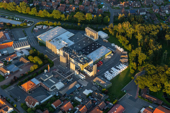 Vue aérienne de Locaux de l'entreprise Rehau AG + Co avec halls, bâtiments d'entreprise et installations de production à le quartier Velen-Dorf in Velen dans le département Rhénanie du Nord-Westphalie, Allemagne