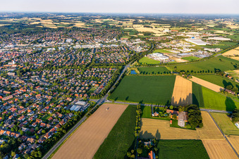 Vue aérienne de Vue de la ville depuis l'ouest au-delà de la B525 à le quartier Coesfeld-Stadt in Coesfeld dans le département Rhénanie du Nord-Westphalie, Allemagne
