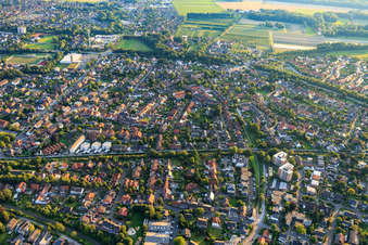Vue aérienne de Tracé de la ligne de chemin de fer à travers la ville à Coesfeld dans le département Rhénanie du Nord-Westphalie, Allemagne