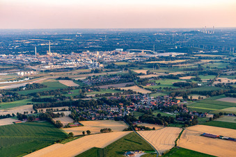 Vue aérienne de Vue du village depuis le nord, avec le parc chimique de Marl en arrière-plan. à le quartier Lippramsdorf in Haltern am See dans le département Rhénanie du Nord-Westphalie, Allemagne