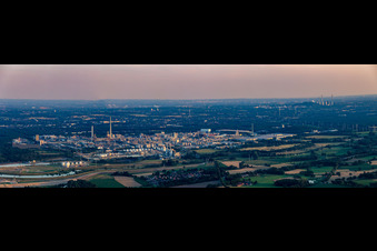 Vue aérienne de Vue panoramique des locaux de l'usine du producteur de produits chimiques Chemiepark Marl sur la rue Paul-Baumann dans la lumière du soir à le quartier Chemiezone in Marl dans le département Rhénanie du Nord-Westphalie, Allemagne