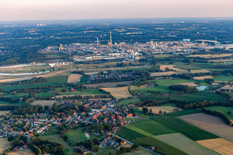 Vue aérienne de Vue de la ville en bordure des champs agricoles et des terres agricoles en Lippramsdorf à le quartier Lippramsdorf in Haltern am See dans le département Rhénanie du Nord-Westphalie, Allemagne
