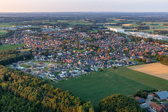 Vue aérienne de Vue de la ville avec la nouvelle zone de développement Kandstraße depuis le sud-ouest à Reken dans le département Rhénanie du Nord-Westphalie, Allemagne