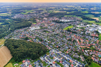 Vue aérienne de Vue de la ville depuis le sud-est à le quartier Velen-Dorf in Velen dans le département Rhénanie du Nord-Westphalie, Allemagne